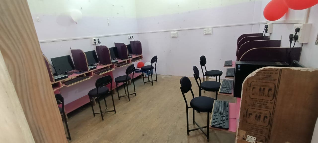 Decent Computerlogy The IT Training Institute computer lab